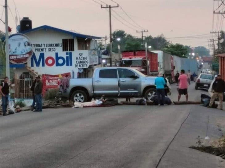 Continúa bloqueada carretera Coatepec-Las Trancas; exigen combatir incendio en Barranca Grande