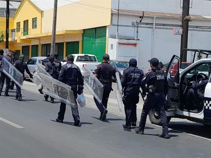 Granaderos intimidan a manifestantes; retiran bloqueo en la carretera Coatepec-Xalapa