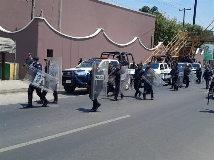 Granaderos intimidan a manifestantes; retiran bloqueo en la carretera Coatepec-Xalapa