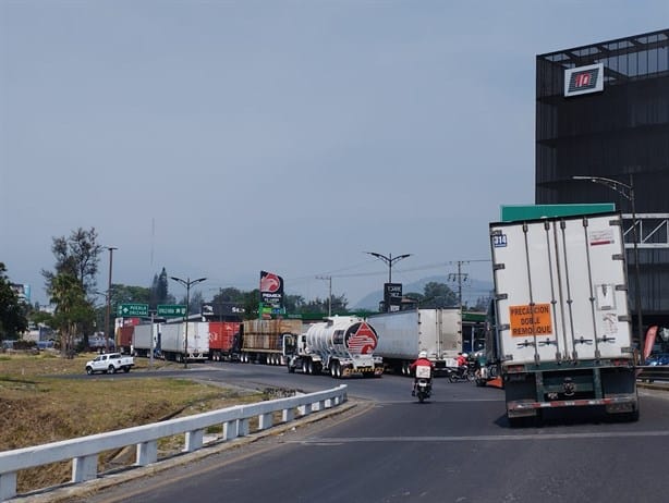 Autopista Puebla-Veracruz y carretera Orizaba-Córdoba, colapsadas por bloqueos