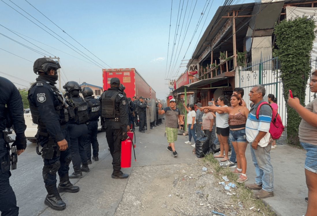 Granaderos desalojan a manifestantes en Ixtaczoquitlán; exigen apoyo contra incendios