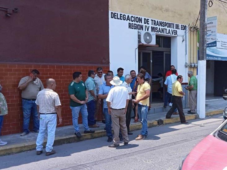 Quieren hacer negocio con rutas de colectivo en Misantla, denuncian