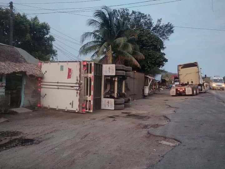 Vuelca tráiler y cae sobre fachada de fonda en Actopan