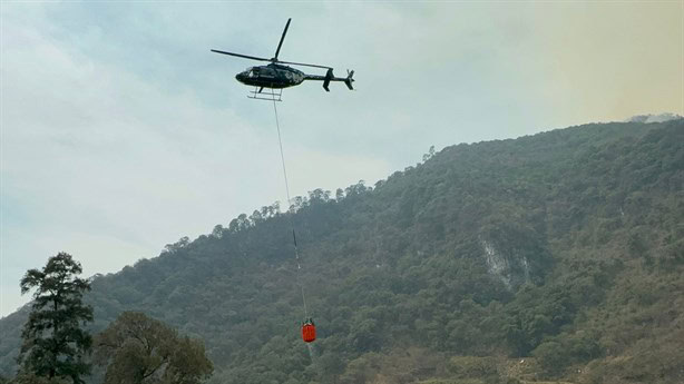 Así sacan agua de los ríos con helicópteros para combatir incendios en Veracruz