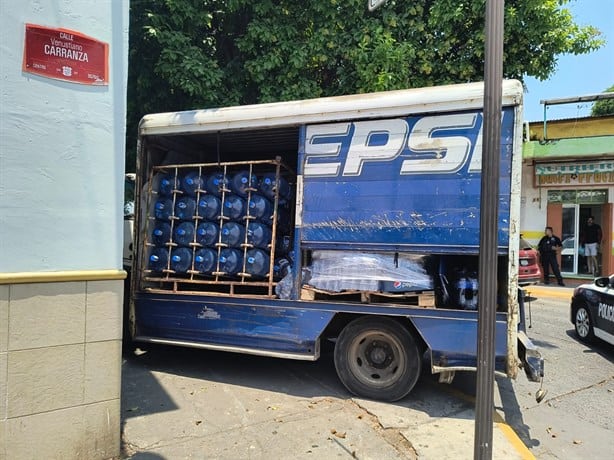 Camión de la Pepsi se queda sin frenos y choca contra Iglesia y árbol en San Andrés Tuxtla