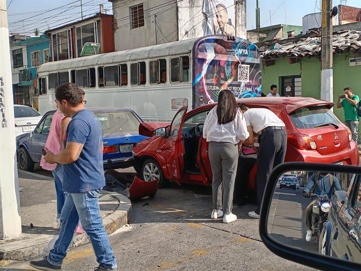 Auto choca contra autobús y otros dos vehículos en calle de Xalapa