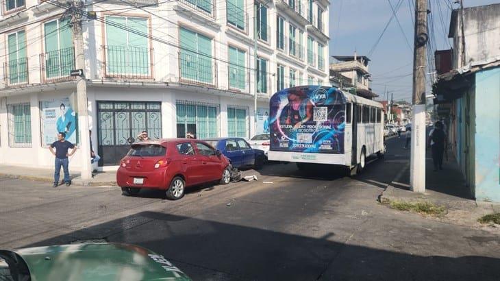 Auto choca contra autobús y otros dos vehículos en calle de Xalapa