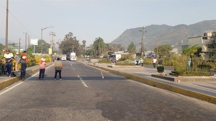 Bloquean entrada a Ixtaczoquitlán; demandan apoyo para sofocar el incendio en Escamela