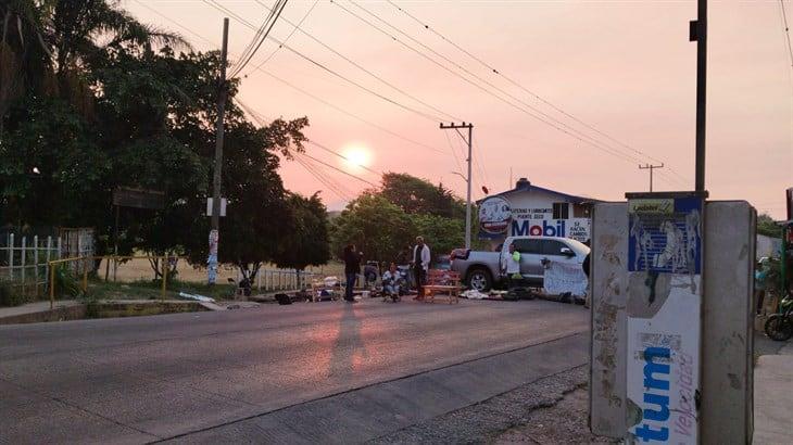 Continúa bloqueada carretera Coatepec-Las Trancas; exigen combatir incendio en Barranca Grande