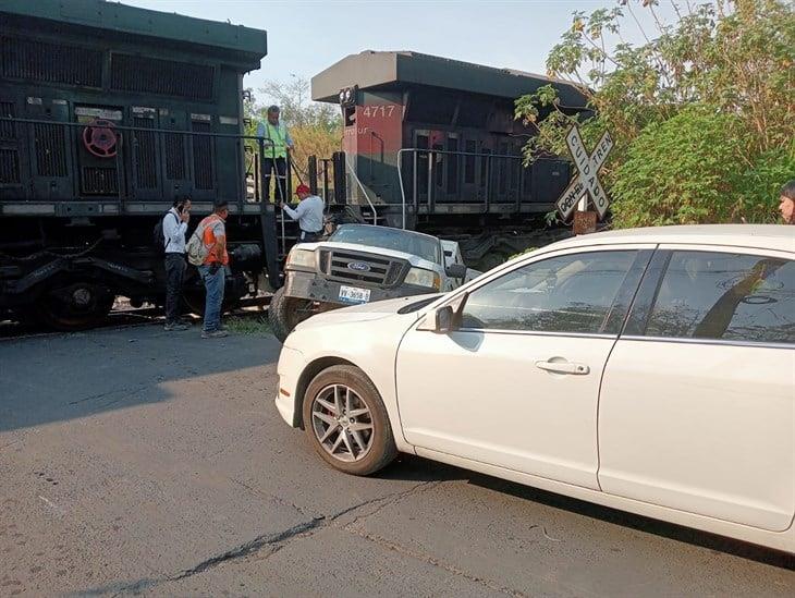 ¡Por ganarle el paso! camioneta termina termina incrustada en una cuneta en Ixtac