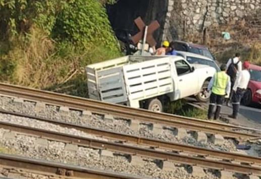 ¡Por ganarle el paso! camioneta termina termina incrustada en una cuneta en Ixtac