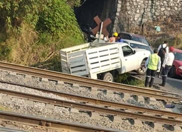 ¡Por ganarle el paso! camioneta termina termina incrustada en una cuneta en Ixtac