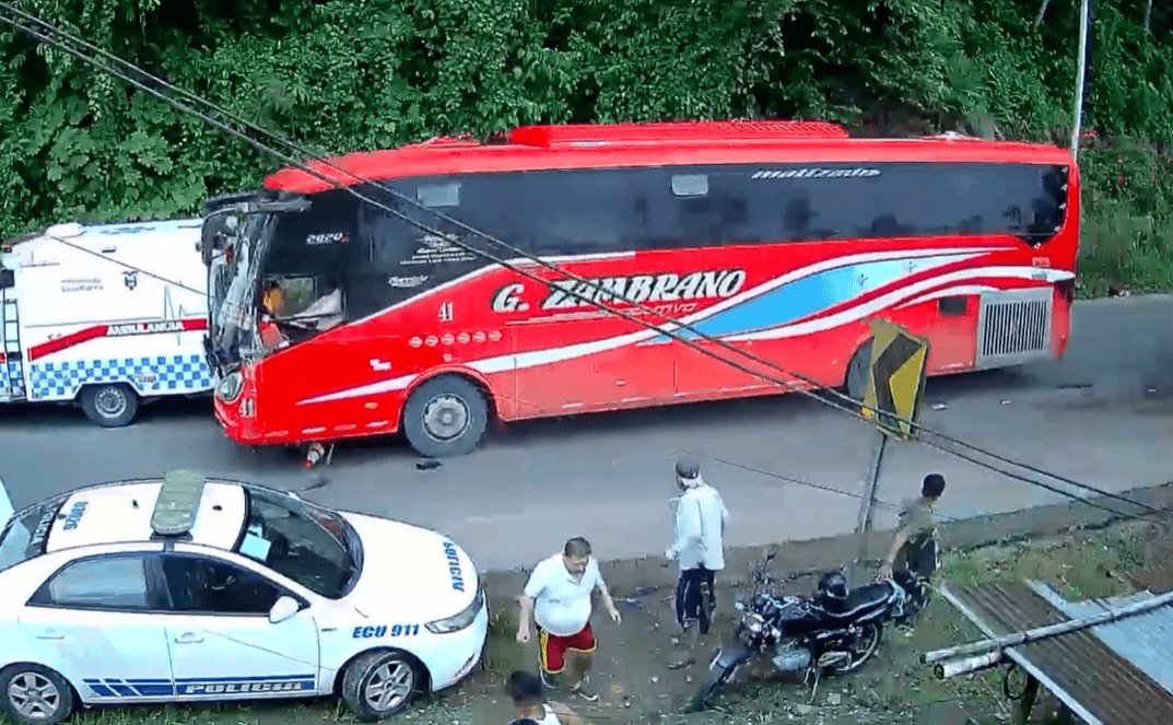 Autobús atropella a paramédicos y voluntarios que atendían un accidente de tránsito