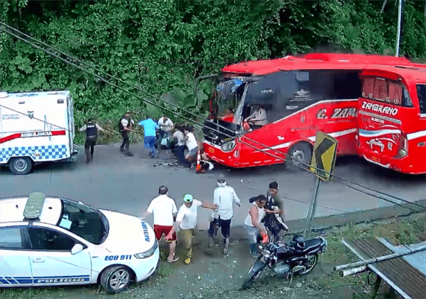 Autobús atropella a paramédicos y voluntarios que atendían un accidente de tránsito