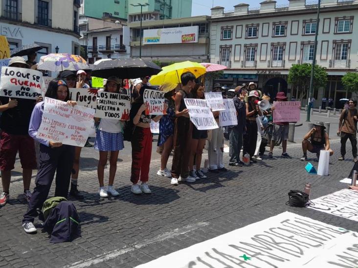 Manda ayuda contra incendios en Veracruz, no antimotines, reclaman a Cuitláhuac