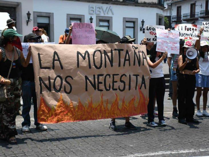 No es incendio, es negligencia; protestan estudiantes y ambientalistas en Xalapa