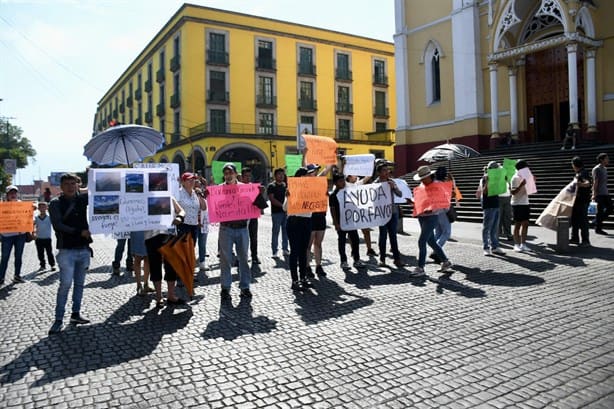 Manda ayuda contra incendios en Veracruz, no antimotines, reclaman a Cuitláhuac