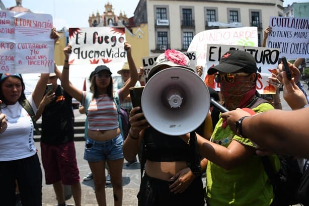 Manda ayuda contra incendios en Veracruz, no antimotines, reclaman a Cuitláhuac