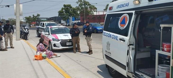 En Xalapa, mujer se avienta de taxi en movimiento; se sintió insegura