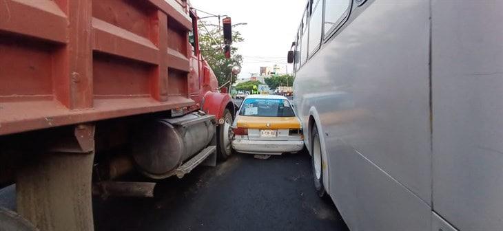 Se registra accidente múltiple en Córdoba; ¡taxi quedó prensado!