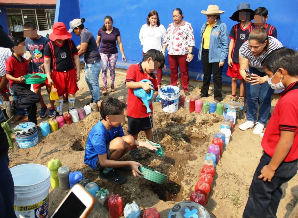 Fundación Quetzalli instala huerto aromático en primarias de Coatza; así participaron los estudiantes | VIDEO
