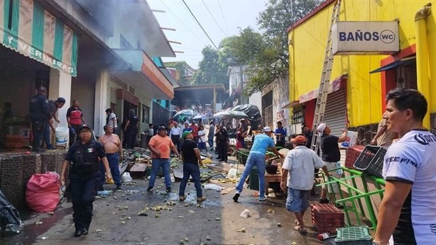 Incendio de local en mercado de Santiago Tuxtla moviliza a las fuerzas de rescate