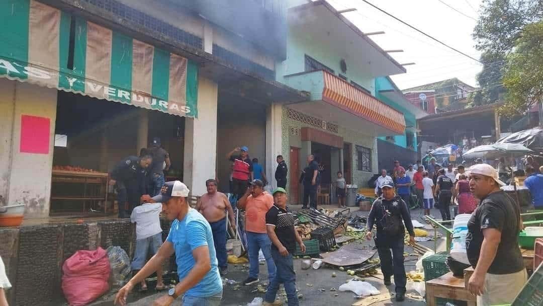 Incendio de local en mercado de Santiago Tuxtla moviliza a las fuerzas de rescate