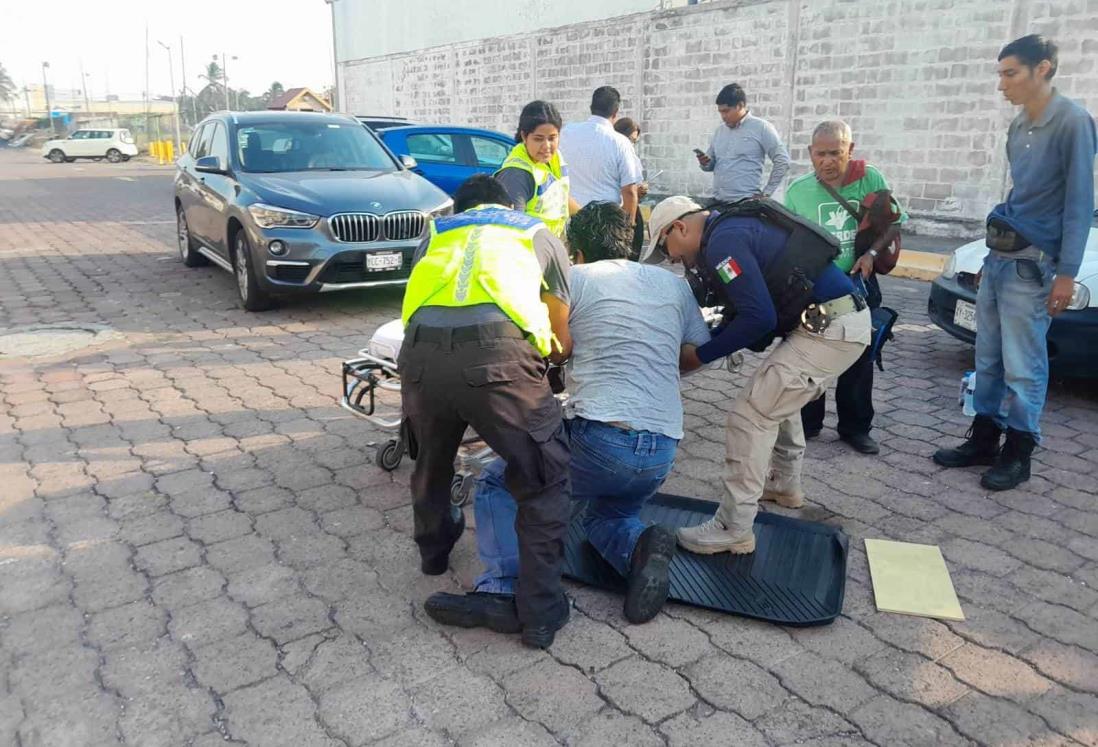 Motociclista derrapa en estacionamiento de Plaza Mocambo, en Boca del Río