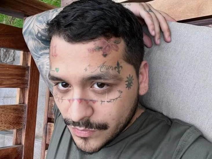 Christian Nodal todavía no borra los tatuajes de su cara; esto gastaría en total para conseguirlo
