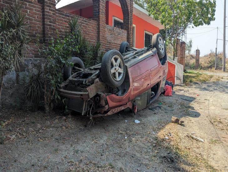 Vuelca automóvil cerca de Laguna Verde