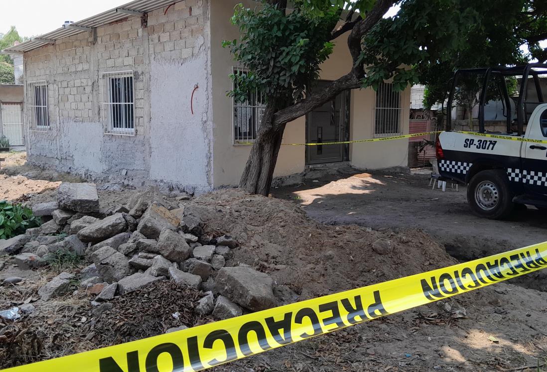 Hallan sin vida a hombre en situación de calle en zanja de drenaje en colonia Dos Caminos, en Veracruz