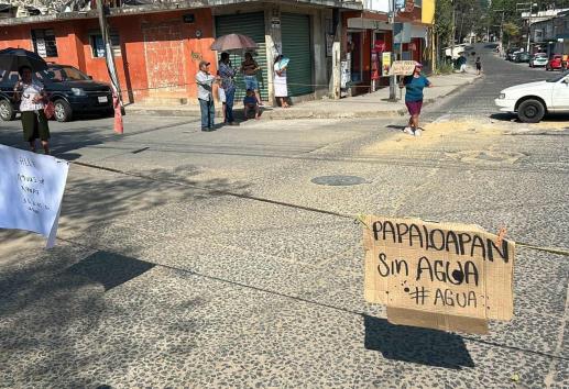 Bloquean avenida Ébano en Xalapa: tinacos vacíos y recibos caros por servicio ineficiente de agua