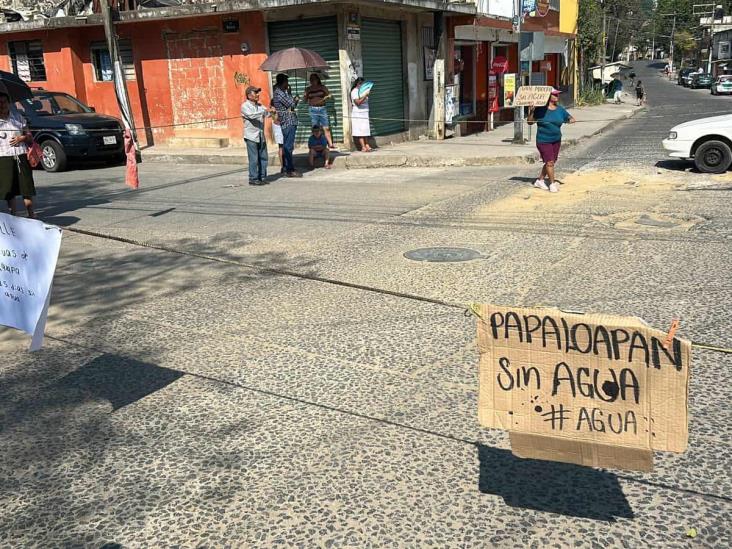 Bloquean avenida Ébano en Xalapa: tinacos vacíos y recibos caros por servicio ineficiente de agua