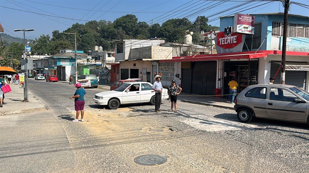 Bloquean avenida Ébano en Xalapa: tinacos vacíos y recibos caros por servicio ineficiente de agua