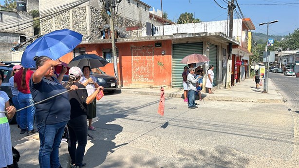 Bloquean avenida Ébano en Xalapa: tinacos vacíos y recibos caros por servicio ineficiente de agua