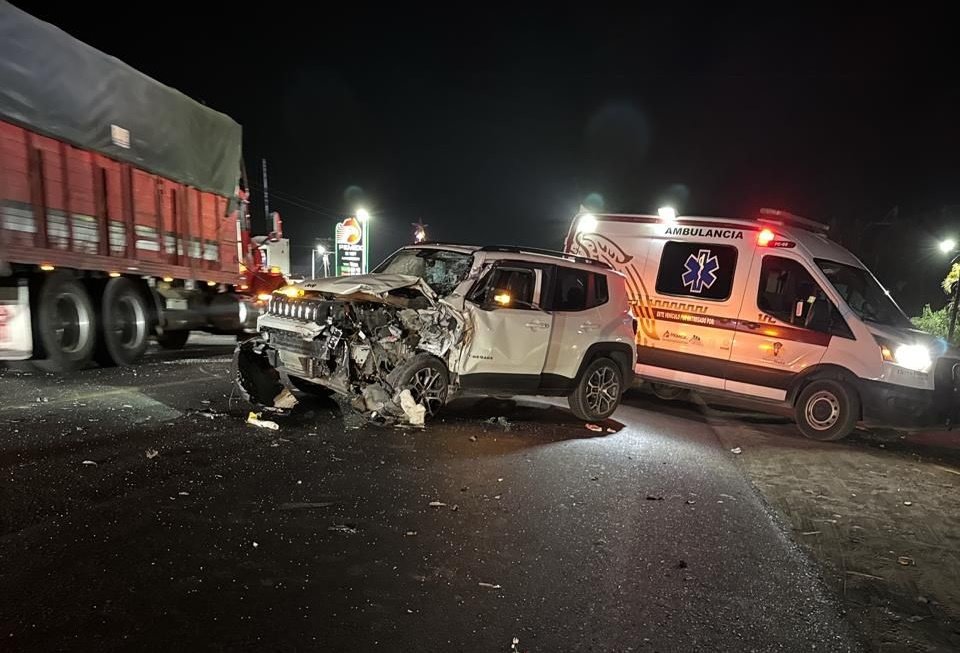 Tractocamión impacta Jeep en carretera federal 145 dejando un conductor lesionado