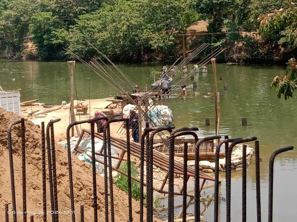 Retoman construcción de puente peatonal del área rural de Minatitlán