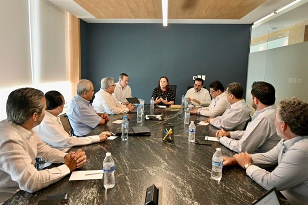 Nahle anuncia a CMIC que construirá puente para desfogar vialidad de Boca del Río a la Riviera