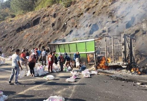 Camioneta queda calcinada en el libramiento Xalapa-Perote; hay un lesionado 