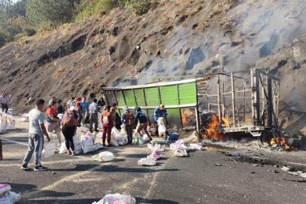 Camioneta queda calcinada en el libramiento Xalapa-Perote; hay un lesionado 