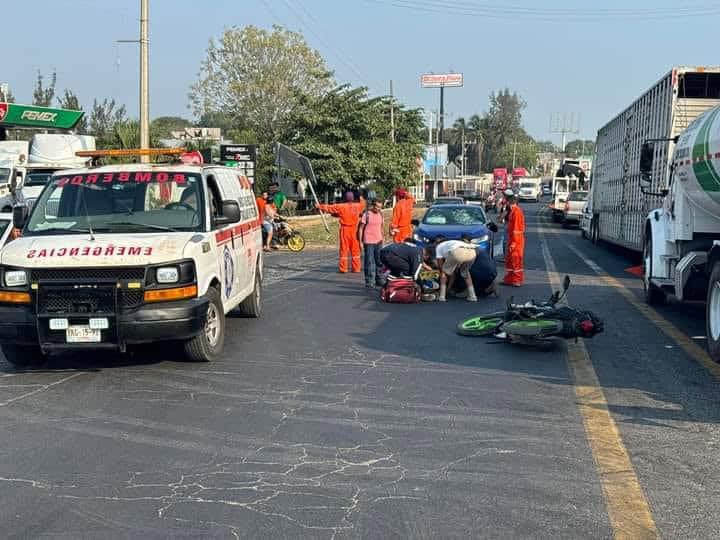 Automovilista choca contra motociclista en calles de Cardel, Veracruz