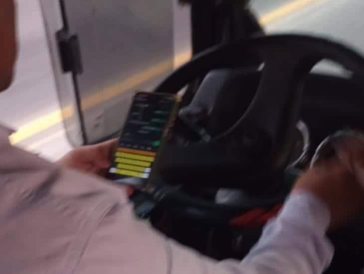 Nanchitecos usuarios de transporte público piden a chóferes uso de manos libres
