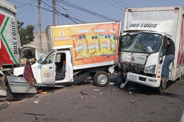Dos camiones de cervecería hacen sándwich a camioneta en la Xalapa- Veracruz