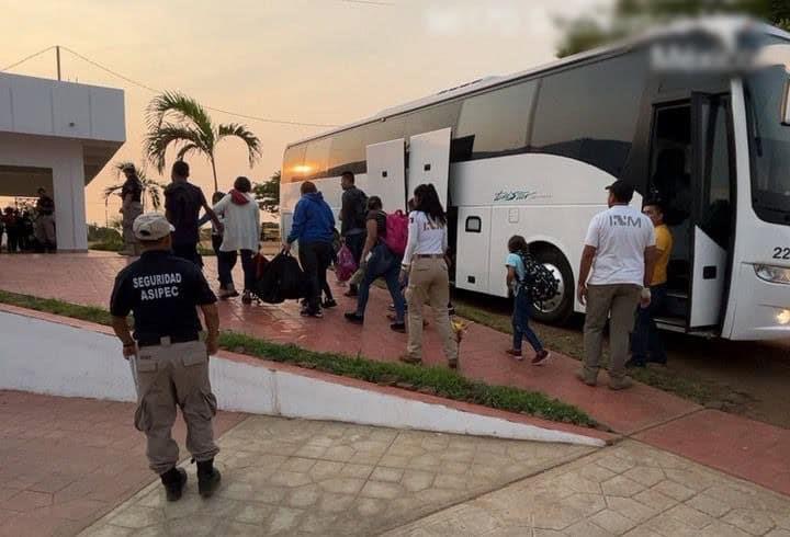 Aseguran a casi 90 migrantes al sur de Veracruz; 16 son menores de edad