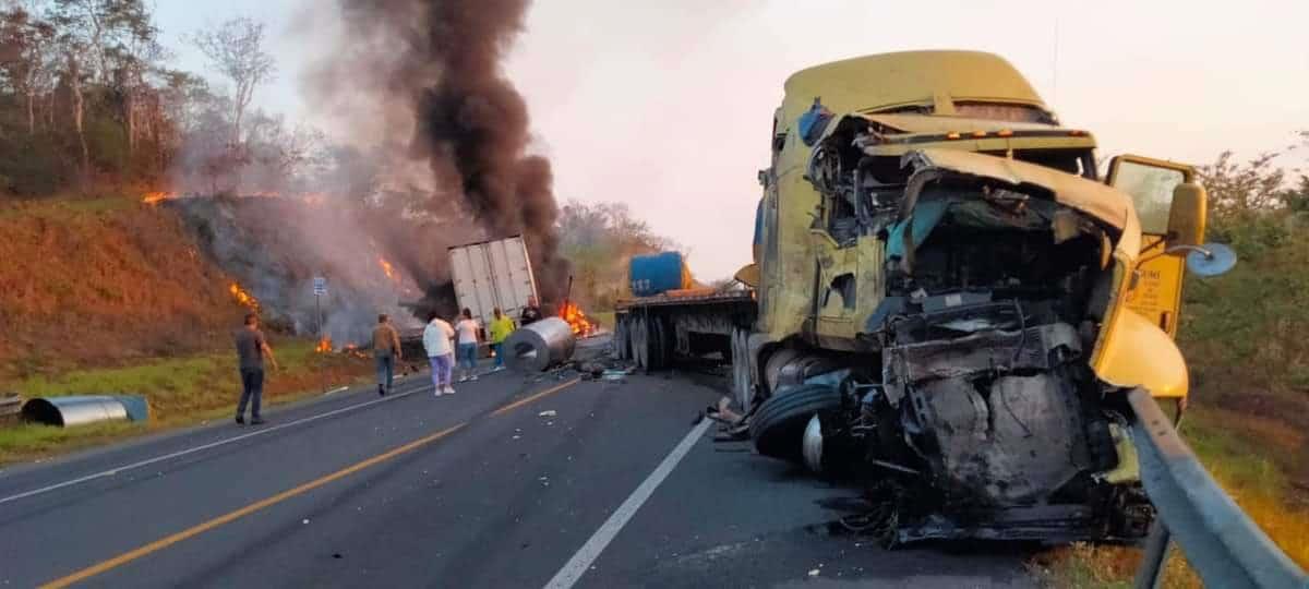 Tráileres chocan de frente en la autopista Tuxpan-Tampico; un conductor fallecido