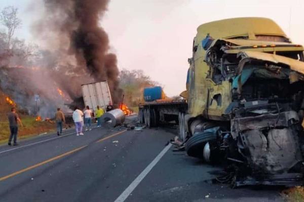 Tráileres chocan de frente en la autopista Tuxpan-Tampico; un conductor fallecido