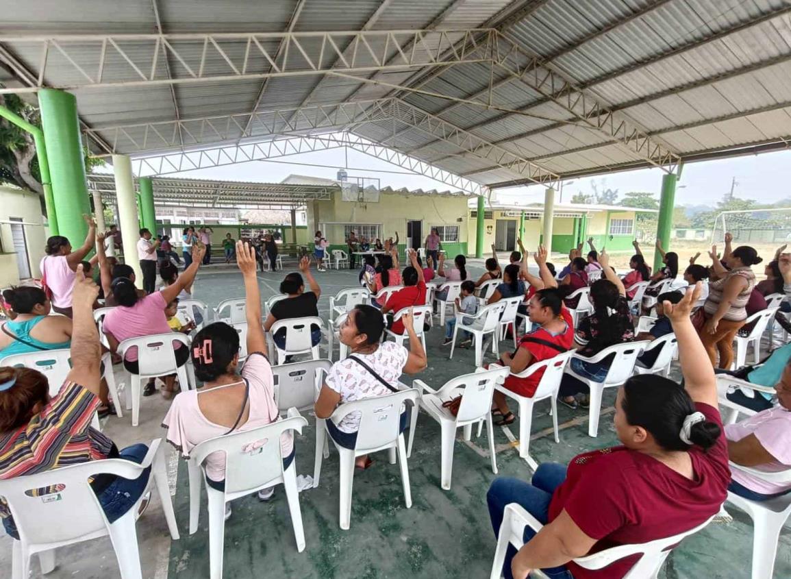 Tras asamblea de padres, remueven a tesorero de primaria de Moloacán por malos manejos