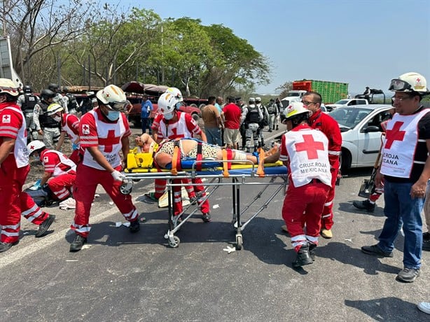 Familia sufre fuerte accidente en libramiento Santa Fe-Paso del Toro, en Veracruz
