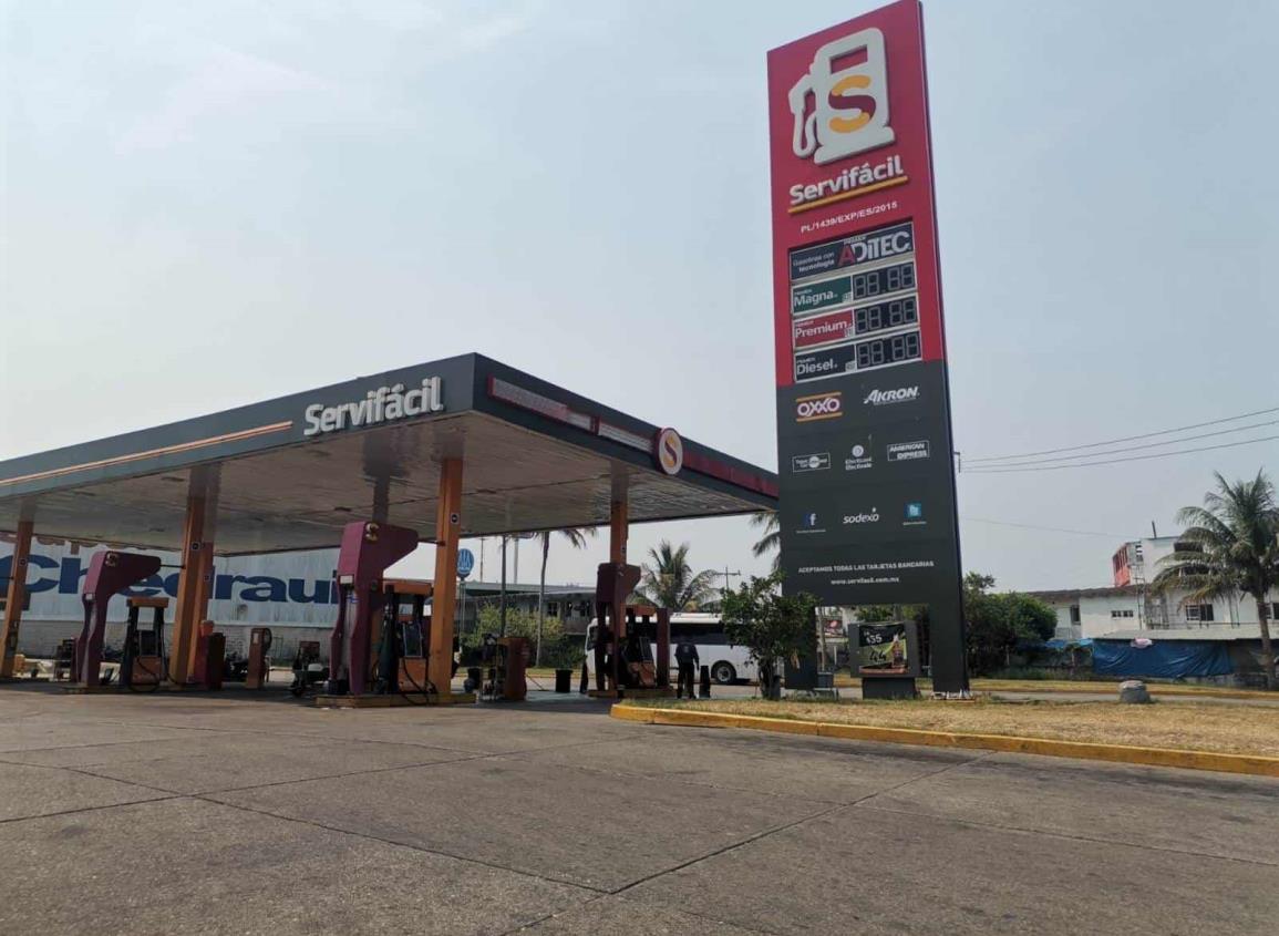 Reportan desabasto de combustible en gasolinera de Nanchital