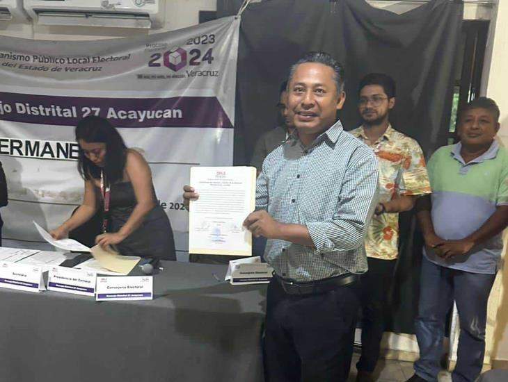 Diputado local: Entregan constancia de mayoría a Urbano Bautista en Acayucan